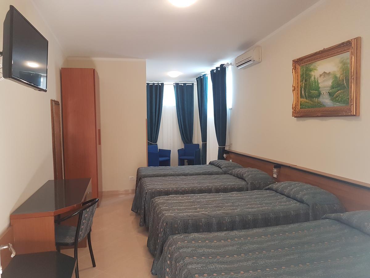 Hotel Chopin Фиумичино Екстериор снимка