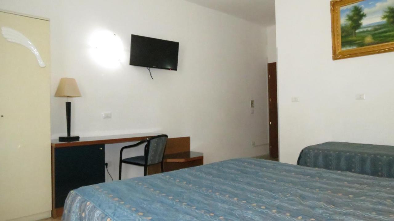 Hotel Chopin Фиумичино Екстериор снимка