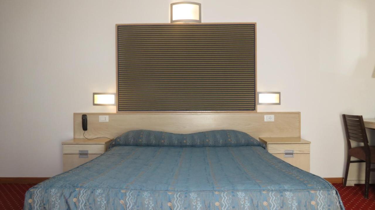 Hotel Chopin Фиумичино Екстериор снимка