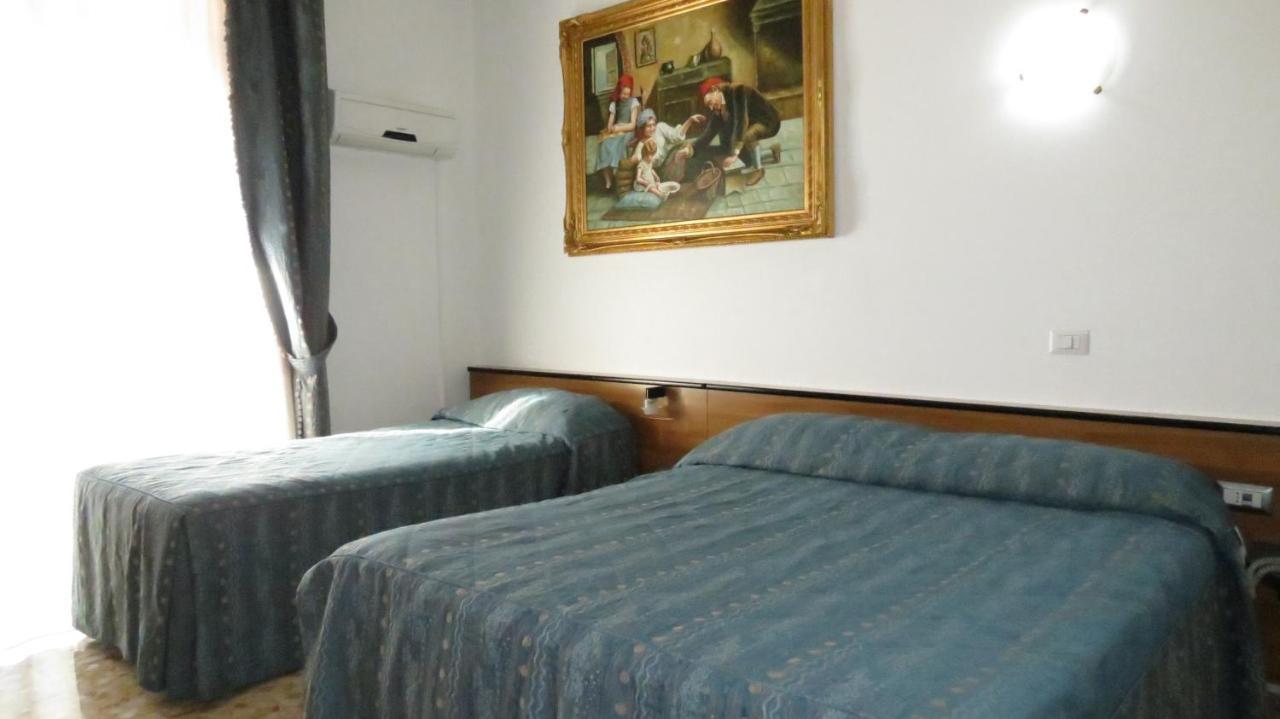 Hotel Chopin Фиумичино Екстериор снимка