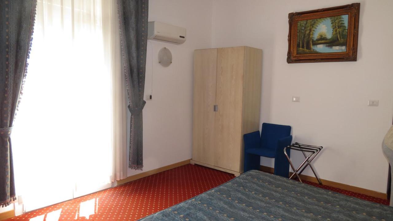 Hotel Chopin Фиумичино Екстериор снимка