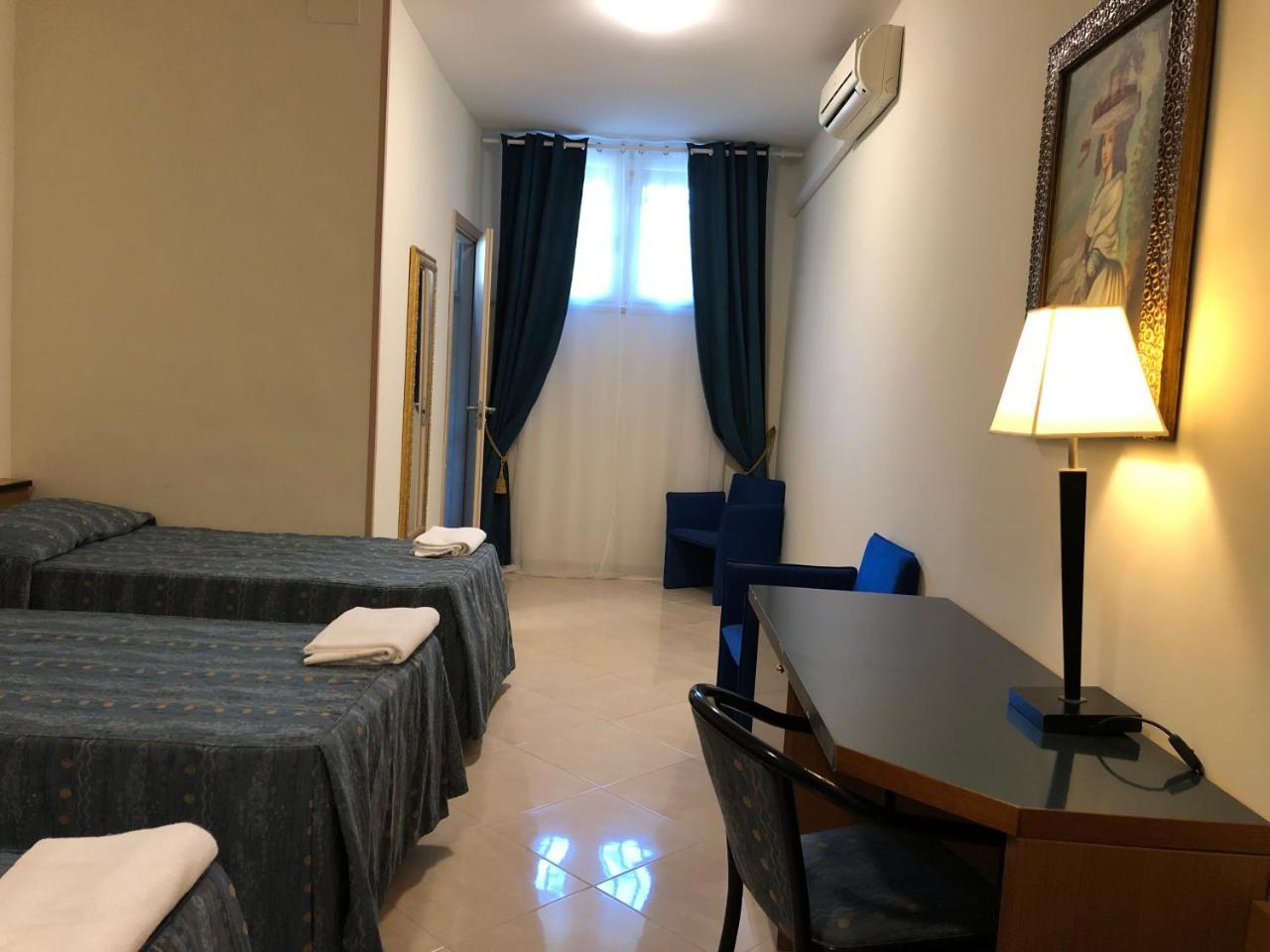 Hotel Chopin Фиумичино Екстериор снимка