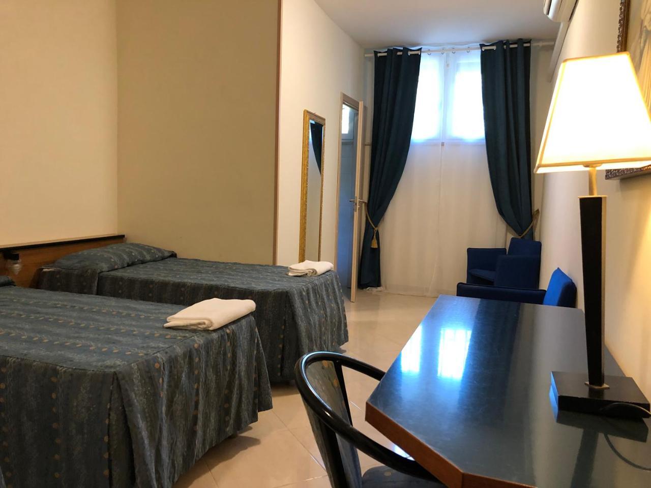 Hotel Chopin Фиумичино Екстериор снимка