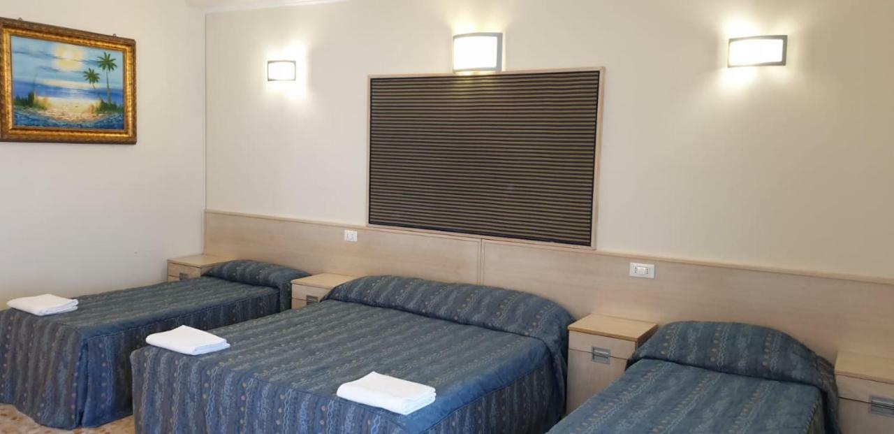 Hotel Chopin Фиумичино Екстериор снимка